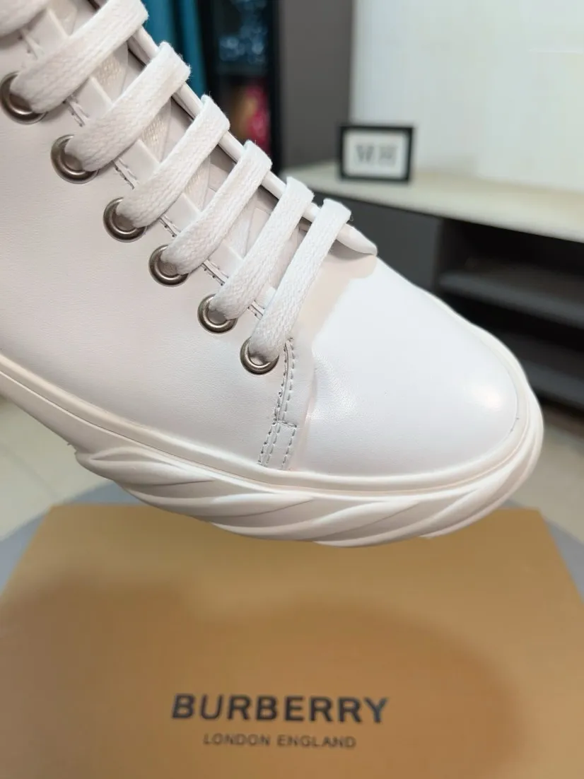 Men's shoes💰440🌹🌹"burberry" Burberry high-top original brand imported from Italy, selected cowhide with electric embroidered logo➕Genuine leather, breathable and comfortable (refuses to discolor and grind feet) Sole: non-slip rubber outsole, original quality, super comfortable Korean style shoes🏃 Men's shoe size: 38-44,